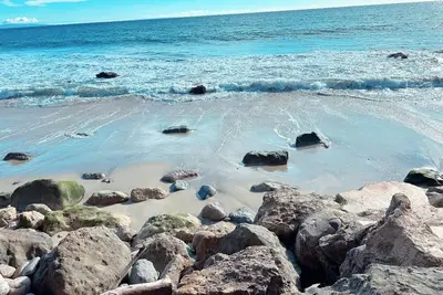 Image de Oceanfront Malibu 5 bedroom Beachhouse with Private Access to Beach