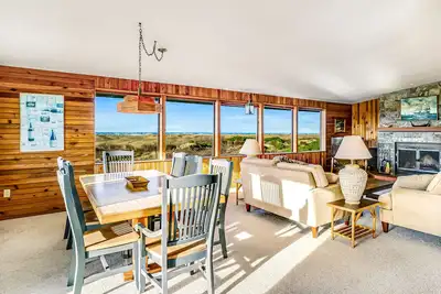 Image de Private ocean view escape with large deck, WiFi, & wood-burning fireplace