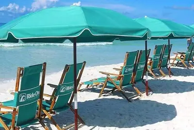 Image de Sandy Feet Retreat #1601 Beach Service Included - 2 Chairs and Umbrella