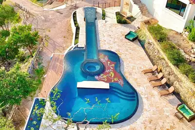 Image de Austin Guitar Pool | 87. 5 Ft Guitar Pool