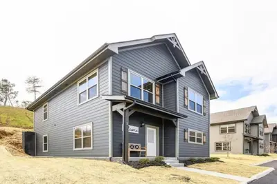 Image de Andrea’s New Luxury Cabin just 3 miles from Dollywood. Few miles from the prkwy