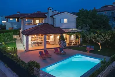 Image de Maison de vacances avec piscine privée pour 6 personnes env. 225 qmà Bužinija, Istrie (Istrische Riviera)