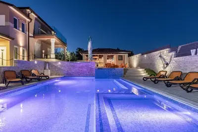 Image de Maison de vacances avec piscine privée pour 18 personnes env. 400 qmà Valtura, Istrie (Côte sud de l'Istrie)