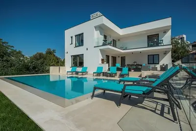 Image de Maison de vacances avec piscine privée pour 10 personnes env. 205 qmà Pjescana Uvala, Istrie (Istrische Riviera)