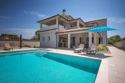 Image de Maison de vacances avec piscine privée pour 9 personnes env. 280 qmà Premantura, Istrie (Istrische Riviera)