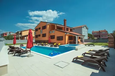 Image de Maison de vacances avec piscine privée pour 14 personnes env. 380 qmà Pula, Istrie (Istrische Riviera)