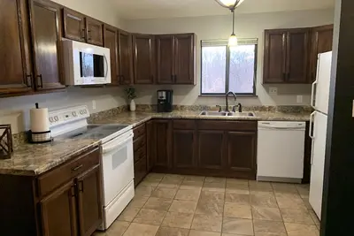 Image de Condo walking distance to Mark twain Lake and Jellystone! Sleeps 8!