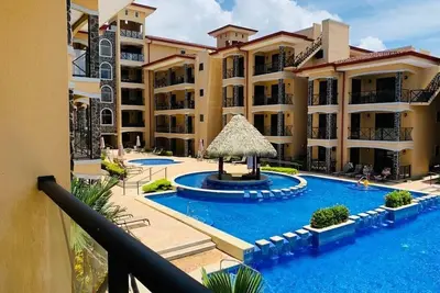 Image de Modern 2 Bedroom Condo with Pool - Steps to Jaco Beach