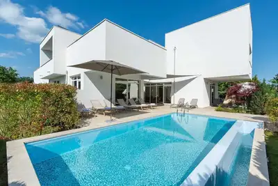 Image de Modern Villa with Heated Indoor and Outdoor Pool for up to 8 Guests