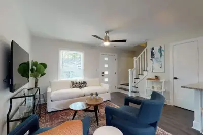 Image de West Elm™ Furnished Oasis with Dog-Friendly Back Patio