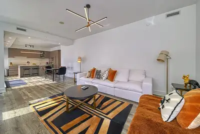 Image de Yorkville | Sun-Filled 1317 Sqft 2Br 2Bath Boutique Condo
