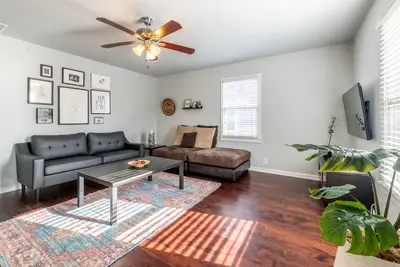 Image de Entire Home Near City Attractions & Downtown