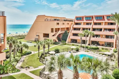 Image de Relaxing and Unique low-rise condo pool side feet from the beach!