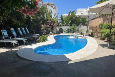 Image de Large, Private/Gated Home in Golden Zone. Pool, Big Yard & 3 blocks to beach!