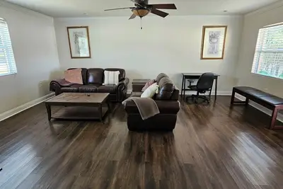 Image de A comfortable home close to the city, yet tucked away from the noise.