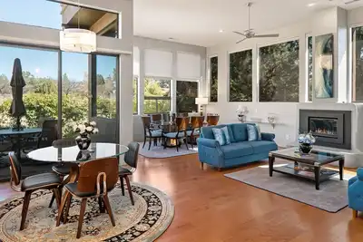 Image de High Class Luxury Townhome with Theater, Work Area, Community Pool and Hot Tub!