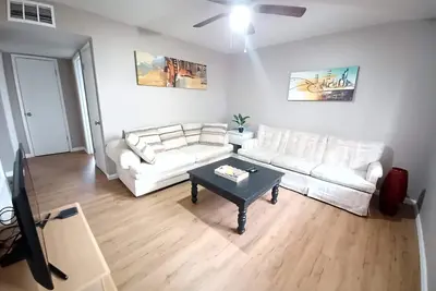 Image de remodeled 2 br apt with Ac, washer and dryer