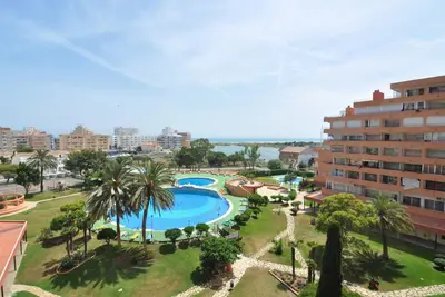 Studio confortable à Roses, Costa Brava! Pour 4 personnes, terrasse avec vue, piscine communautaire. Proche de la plage et des attractions. Reserve maintenant!