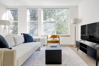 Hip Wallingford 2br w/ W/D & Rooftop Lounge, near 99 & I-5, by Blueground