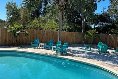 Image de Relaxing family friendly heated pool home close to beach