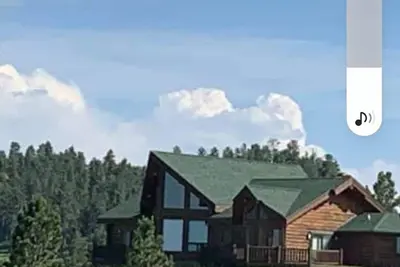 Image de Large garage for bikes. Beautiful log home. On golf course.