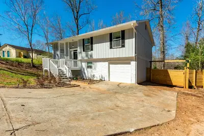 Image de Perfect 4 Bedroom Home with Hot Tub and Amazing Yard Space!