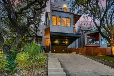 Image de Treetop Townhome - 3 Balconies, Newly Decorated - by Pmi Austin Metro