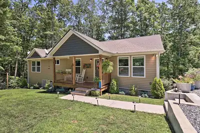 Image de Smoky Mountains Leicester Home w/ Deck!