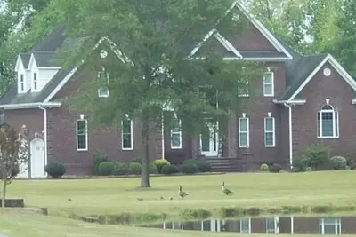 Image de Corporate/event/vacation rental 2br 1. 5bt gym indoor hibachi 12 acres Sleeps 4