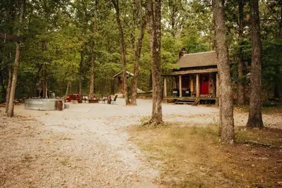 Image de Scheduled hide-away to unplug and unwind in the woods.