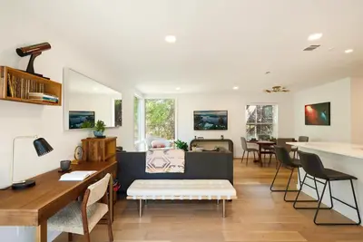 Image de Remodeled duplex in Barton Hills with open kitchen, great patio. Sunset views.