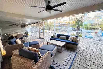 Image de Beautiful Waterfront Home- large dock, huge patio, close to the springs!