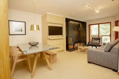 Image de Stylish 1. 5 Br:Sleeps 4, Hot Tub, Pool, Patio, Free Parking &5 mins. Drive to Village!