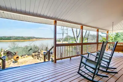 Image de Bright Lake Cabin w/ Hot Tub, Rockers & Water Slide on Douglas Lake