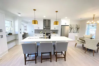 Image de Modern and Stylish Creekside Retreat Home - Walk to Downtown