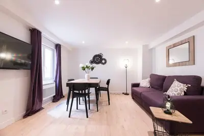 Image de Villa Poncelet - Suite Miss Dior, 2 Bdrs, Champs Elysées, A/C, Prime Location