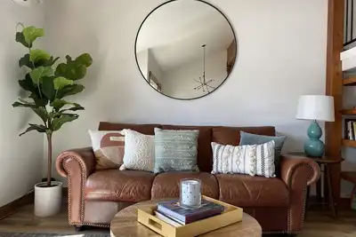 Image de Walking distance to lake, Modern condo w Indoor Pool, Hot Tub, and Gym