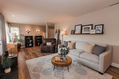 Image de Coastal Cul-De-Sac, Centrally Located Monterey Peninsula Home