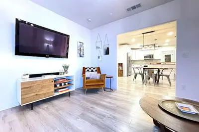 Image de Remodeled 2br · Fenced Yard · Midtown · Driveway Parking