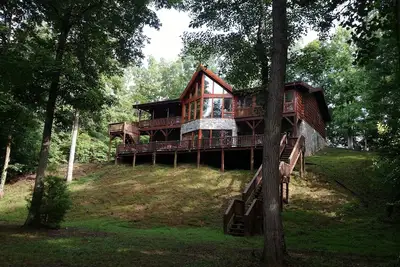 Image de Roomy entire private lower level of log cabin on Green River, 6 min to Tiec.