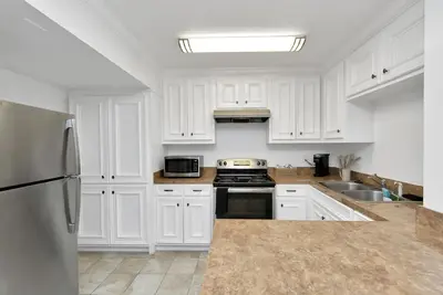 Image de Roomy, Centrally Located 1 Br/Ba with Wifi and Parking