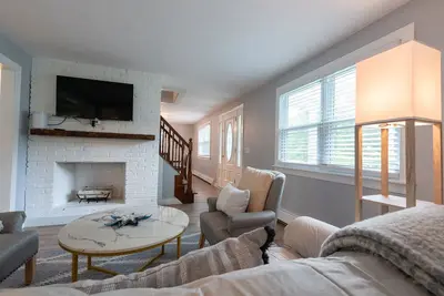 Image de Spacious Contemporary Bonnet Shores Home!