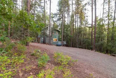 Image de ♨ Acre Retreat w/ HotTub ♨ Secluded in the National Forest ♨ 9mi to downtown ♨