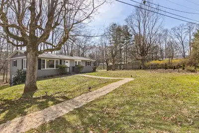 Image de Home near Asheville with Power and Water