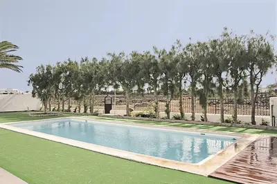 Image de Bright home with heated pool