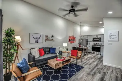 Image de ☺ Just Remodeled ☺ 3 Bed / 2 Bath Sparkling Townhouse with Patio! ☺