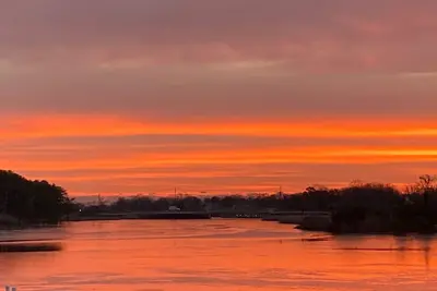 Image de Waterfront views from the pool