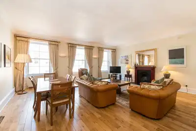 Image de A magnificent 2 bedroom apartment on the famous Royal Mile
