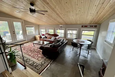 Image de Mayberry’s Best! Peaceful, Bonus Room, Deck, Huge Yard, 5 min to downtown