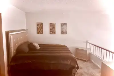 Image de loft style unit. . . perfect for a relaxing getaway, 15 min from shopping and more!